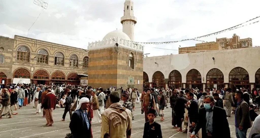 إغلاق الجامع الكبير بصنعاء بسبب تفشي الكتن وغياب التدابير الوقائية - صحافة مباشر