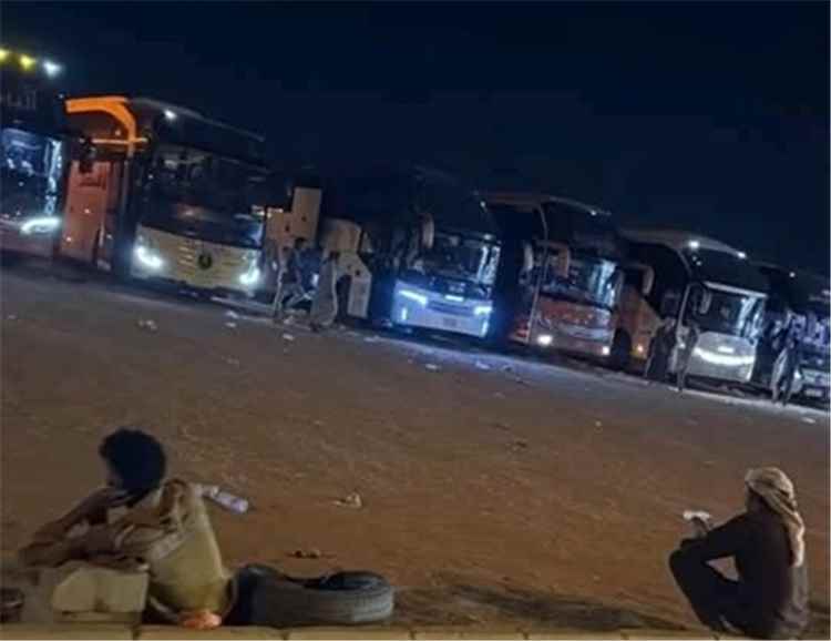 أزمة خانقة في منفذ الوديعة تفاقم معاناة المسافرين وسط حرارة وغياب الخدمات - صحافة مباشر