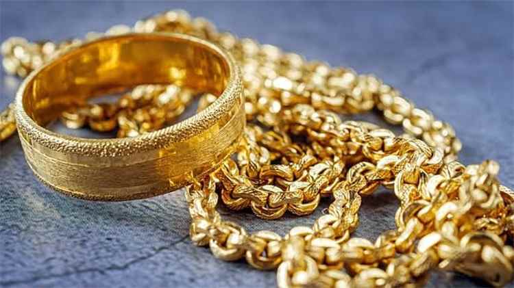 يمني يعثر على ذهب بقيمة 51 ألف دولار داخل باص.. وتصرفه يفاجئ الجميع