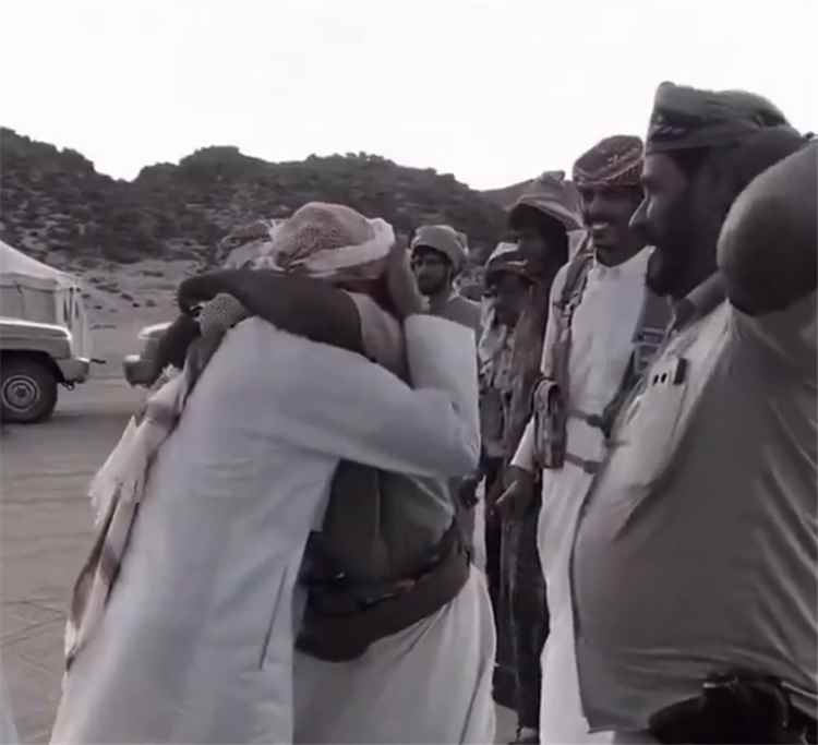 بعد 40 عامًا من الغياب.. "نكف الكرامة" يوحّد رفيقين في لقاء مؤثر يهز المشاعر