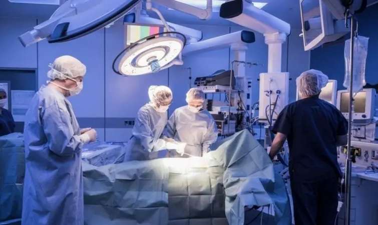 بعد حملات الترويج للمستشفى.. مدير مستشفى في عدن يخضع لعملية جراحية خارج البلاد