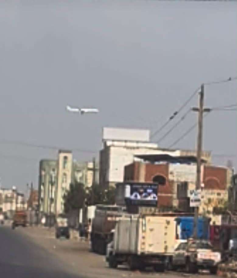 مذيع بقناة إماراتية: استهداف الطائرات المدنية محظور دوليًا حتى بوجود عسكريين على متنها