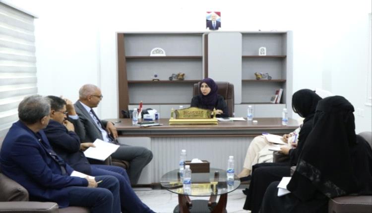 الحكومة اليمنية تفاجئ المنظمات الدولية بطلب صادم لمنع التلاعب بالمشاريع