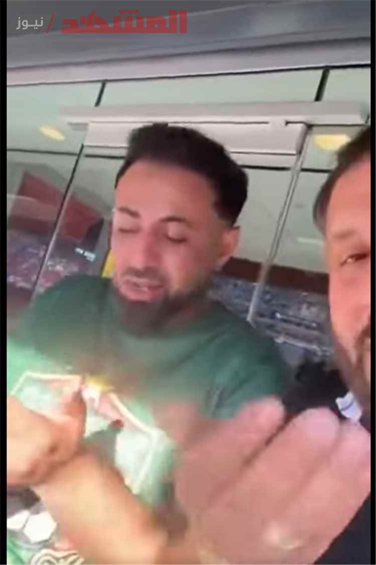 مشجعون يمنيون يثيرون ضجة بعد تداول صور لهم يمضغون القات في المونديال