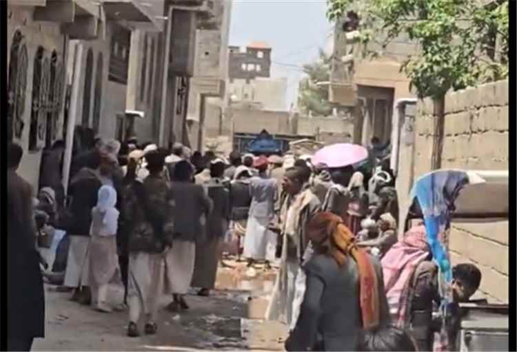 ازدحام غير مسبوق في صنعاء بسبب امرأة تزعم تسخير "أطباء جن" لإجراء عمليات القلب