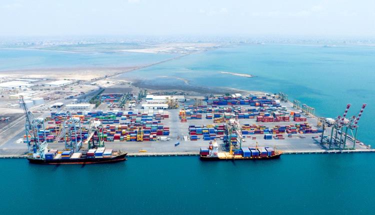 بعد شكاوى التجار.. النقل تُلزم الخطوط الملاحية بنقل الحاويات العالقة إلى ميناء عدن
