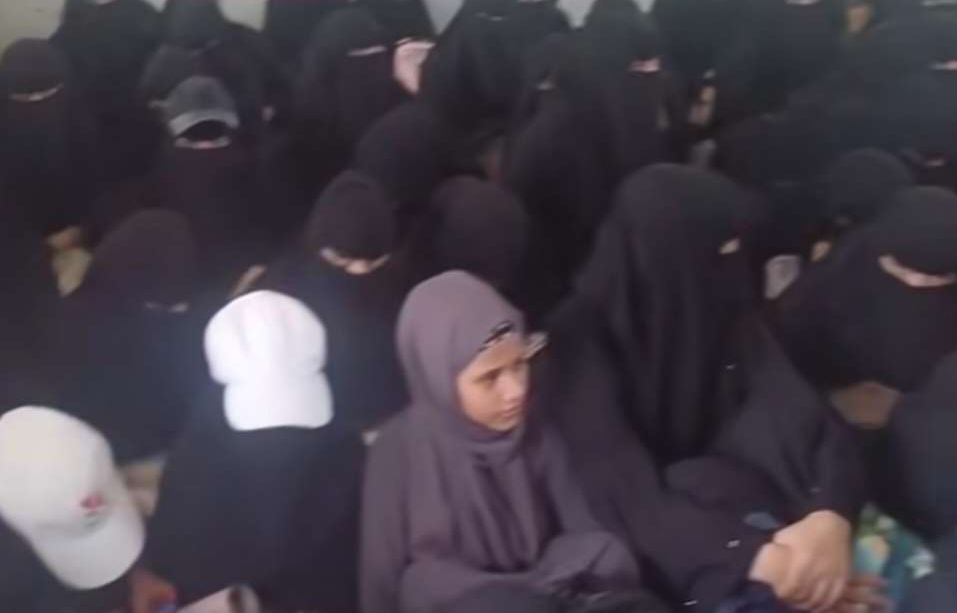 صور لطالبات يجلسن على الأرض داخل فصل دراسي تثير موجة غضب واسعة