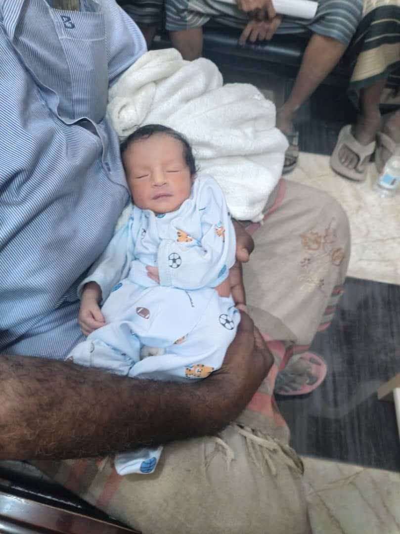 رجل أعمال يمني يعلن تبني رضيع الفيوش.. ويفتح باب الأمل بعد استكمال الإجراءات القانونية