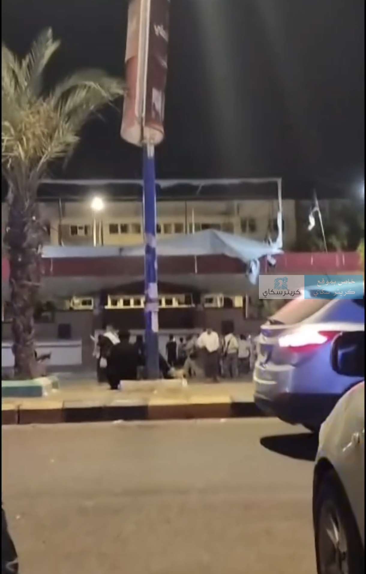 شاهد بالصور.. لحظة إنزال وتمزيق صورة عيدروس الزبيدي في قلب عدن