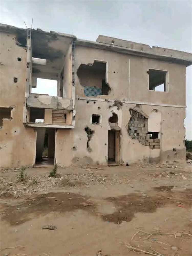 شاهد بالصور.. الحوثيون يهدمون منزل أول رئيس للجمهورية العربية اليمنية في الحديدة