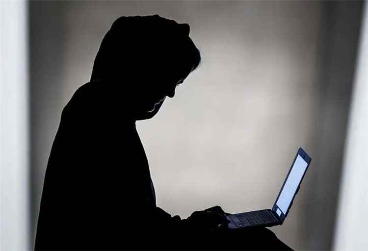 واقعة تهز الشارع اليمني.. القضاء يتدخل بعد اتهام طليق بالتشهير بزوجته السابقة بمقاطع إباحيه