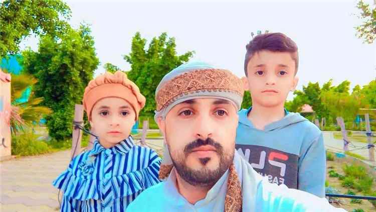 مأساة تهز اليمن.. مغترب يودع طفليه برسالة مؤثرة قبل أن يلقى حتفه في حادث مروع