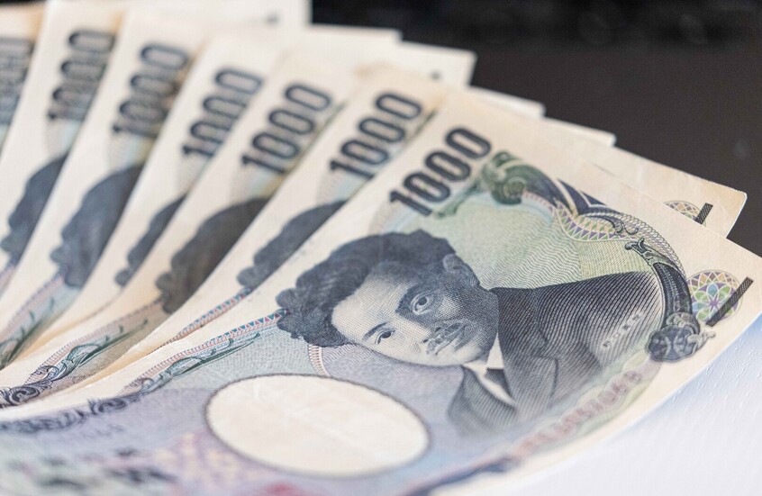 الين يقترب من أدنى مستوى في 40 عاما