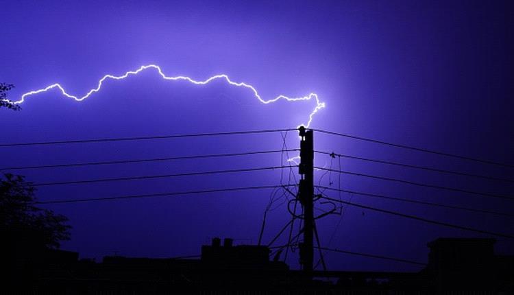 خبير يحذّر سكان هذه المناطق باليمن.. مهددة بضربات برق وصواعق شديدة ومباشرة حتى سبتمبر