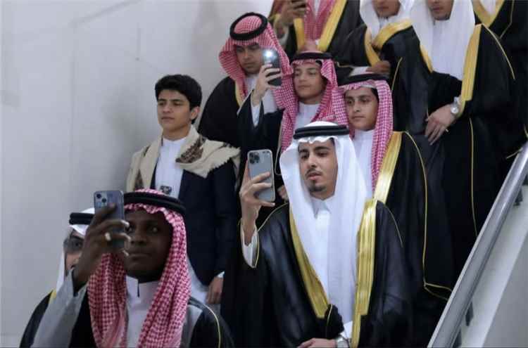 طالب يمني يتصدر على مستوى السعودية ويتمسك بالزي الوطني في حفل تخرجه